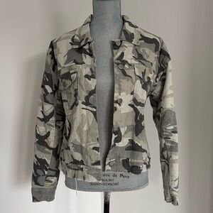 NWOT Women’s Mystree Camouflage sherpa lined throughout Jacket size medium